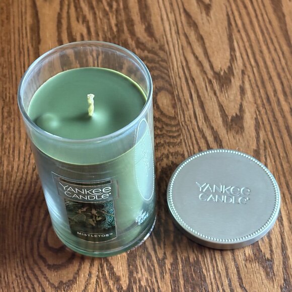Mistletoe Yankee Candle Medium Tumbler Candle, NWT - Picture 8 of 8